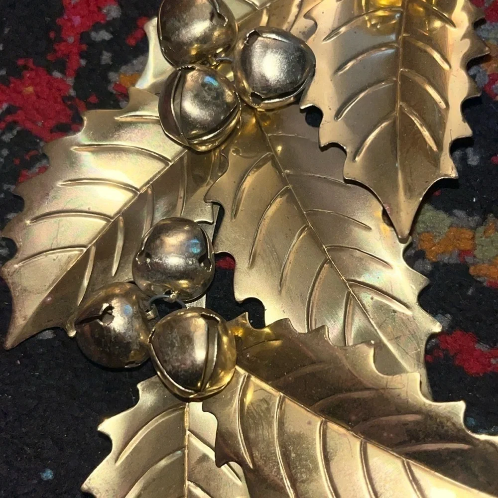 Gold Holly Leaves and Jingle Bells Wreath 11